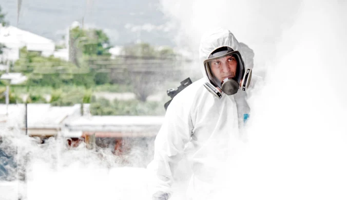 Pracownik miejski podczas operacji fumigacji przeciwko komarom, które mogą rozprzestrzeniać dengę (San José, Kostaryka - czerwiec 2020 r.)