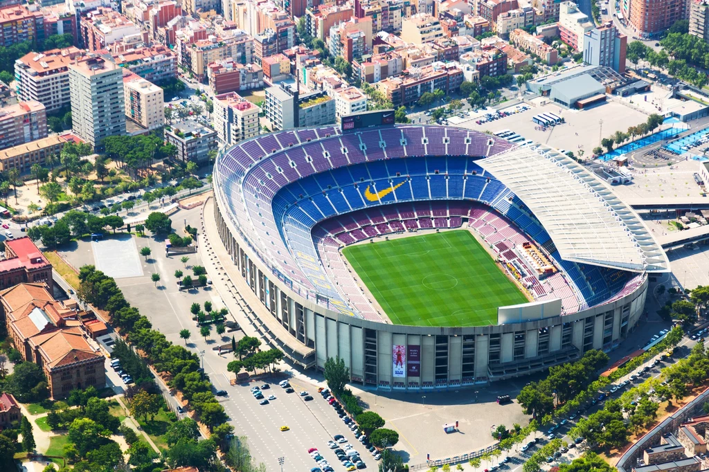 Camp Nou, stadion piłkarski FC Barcelony, jest największym takim obiektem na świecie. Po rozbudowie pomieści ponad 100 tysięcy kibiców. 