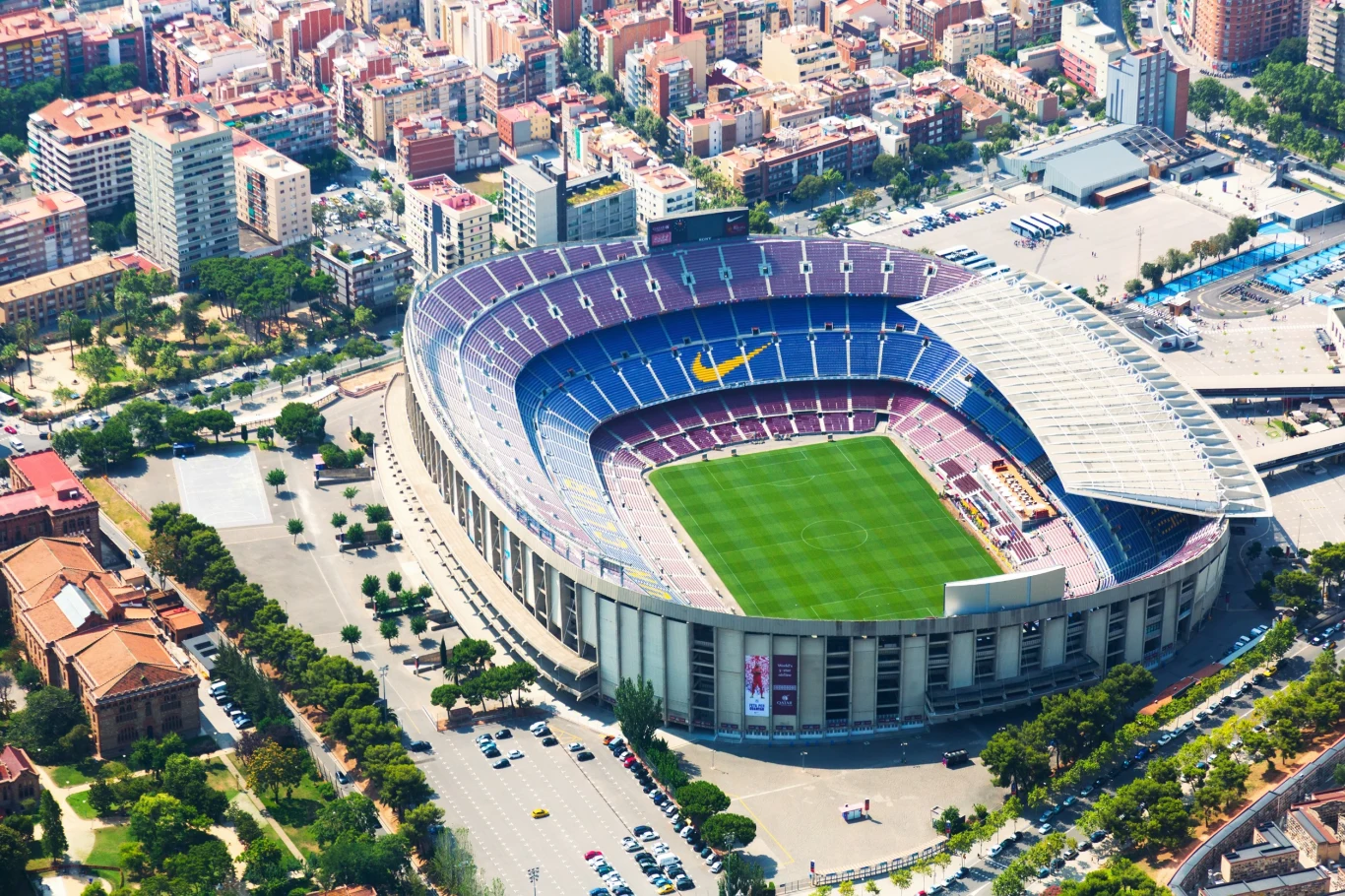 Camp Nou, stadion FC Barcelony, jest największym takim obiektem na świecie. Teraz trwa jego rozbudowa. 