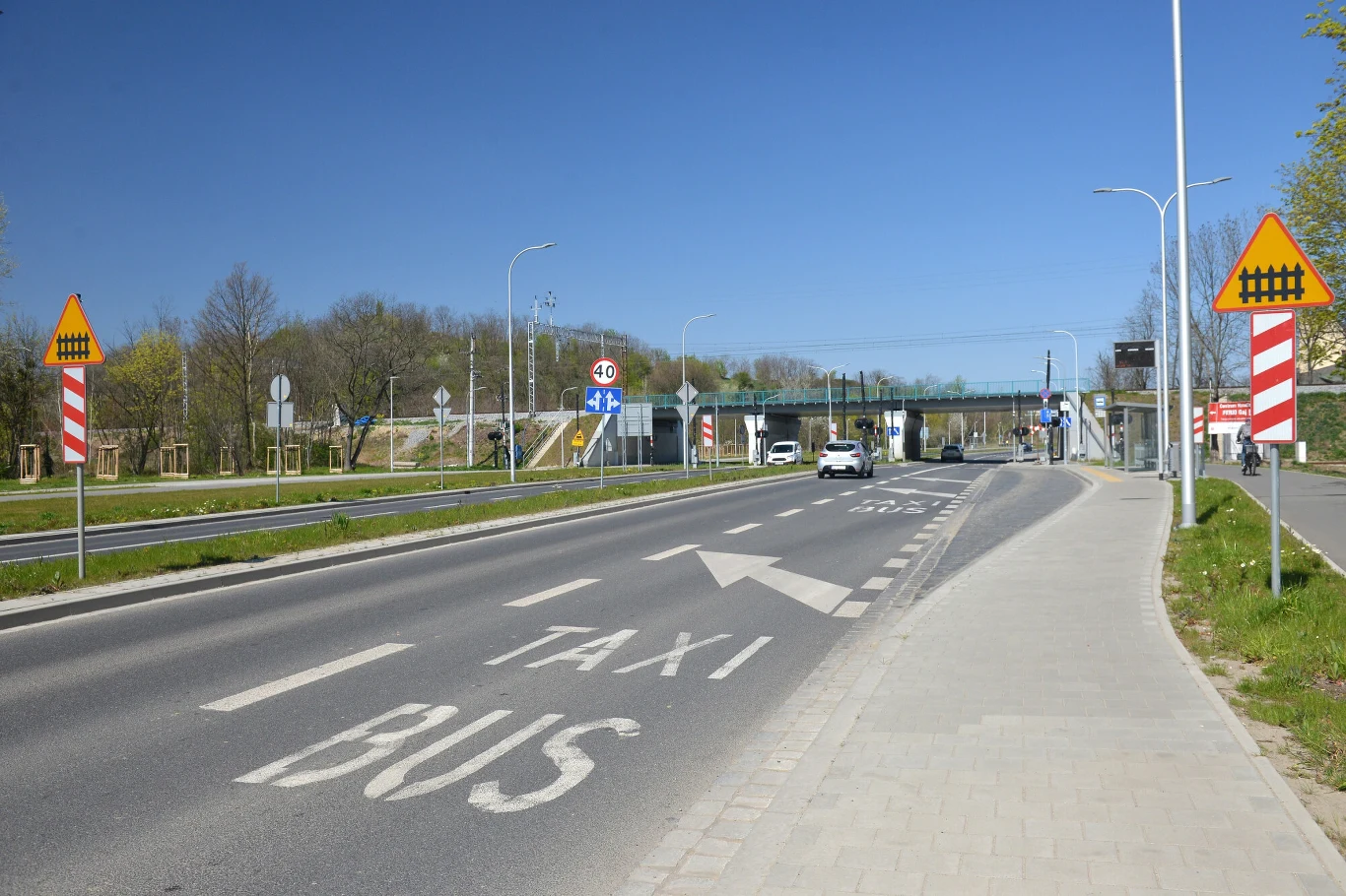 Znak ostrzegawczy A-9 przy drodze