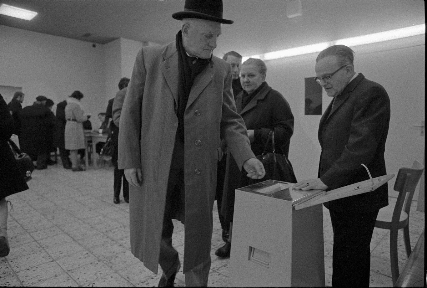Głosowanie w ramach referendum federalnego w sprawie przyznania praw wyborczych dla kobiet (1971) Głosowanie w ramach referendum federalnego w sprawie przyznania praw wyborczych dla kobiet (1971)