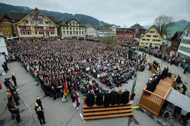 Tradycyjne zgromadzenie ludowe w mieście Appenzell Tradycyjne zgromadzenie ludowe w mieście Appenzell