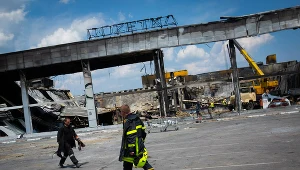 Rosjanie niszczą Ukrainę, a na okupowanych terenach przejmują ukraińskie firmy. Na zdj. zniszczenia w Krzemieńczuku