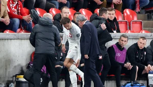 Matty Cash schodzi z boiska w meczu Czechy - Polska