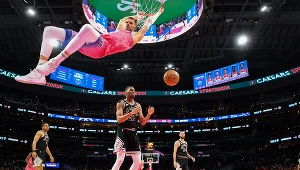 Kristaps Porzingis w efektownej akcji na kosz Spurs