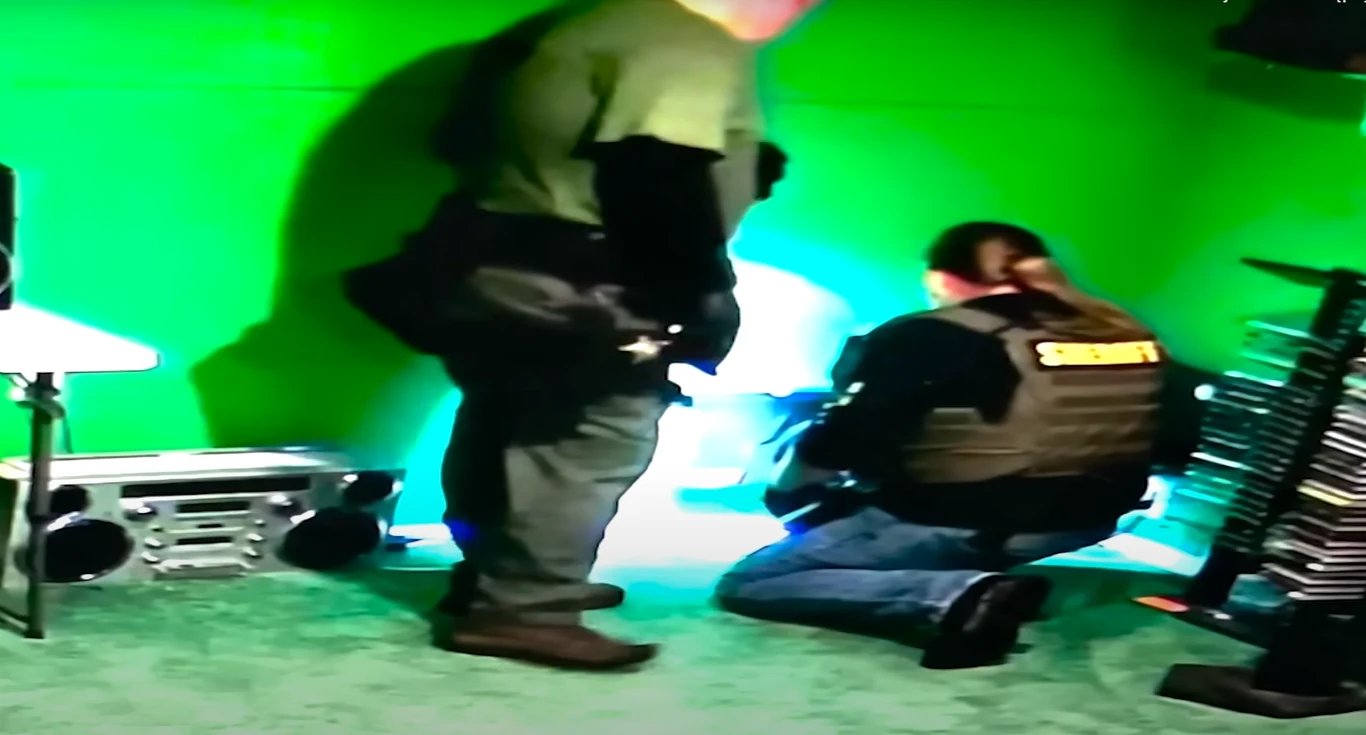 W klipie Afromana pokazano policjantów, którzy chcieliby pozostać anonimowi W klipie Afromana pokazano policjantów, którzy chcieliby pozostać anonimowi