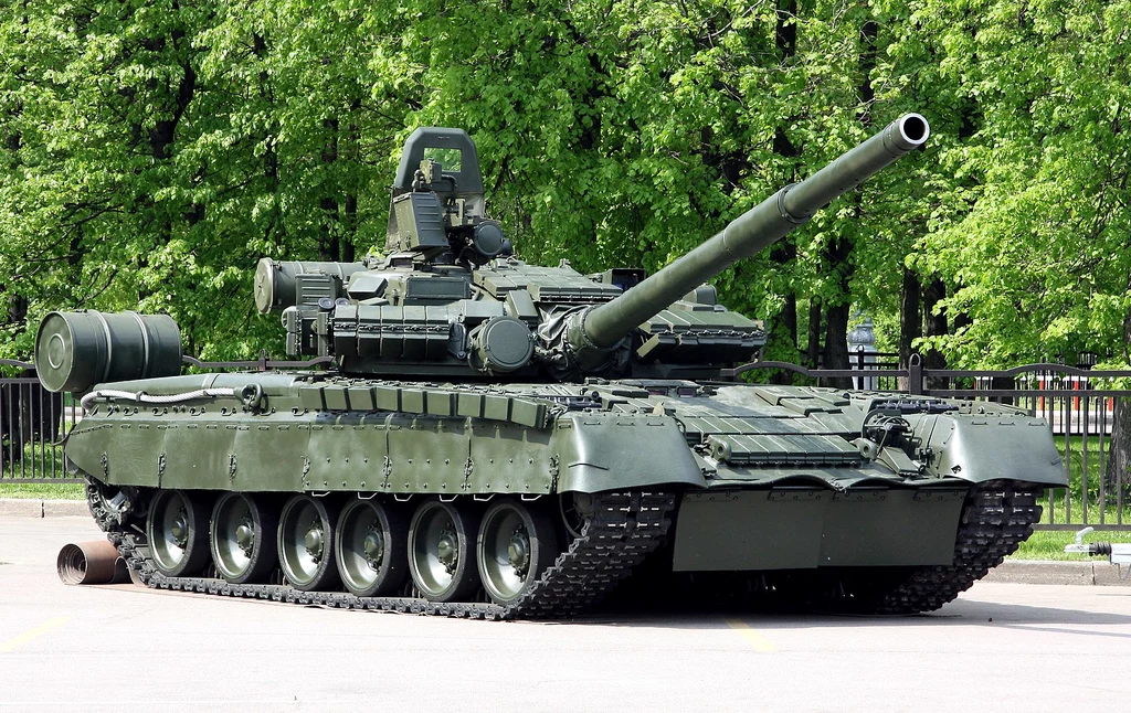 T-80BW widziany w filmie to sowiecka modernizacja podstawowego T-80, wyposażona w pancerz reaktywny Kontakt-1. Może pozwolić na przeżycie bezpośredniego trafienia niektórych starszych wyrzutni czy granatników ppanc. jak RPG-7. Jak każdy rosyjski czołg posiada bardzo słabą prędkość na wstecznym, przez co ucieczka nie wchodzi często w grę. Załoga na filmie wiedziała, że musi użyć 125-mm działa 2A46-A, aby ujść z życiem