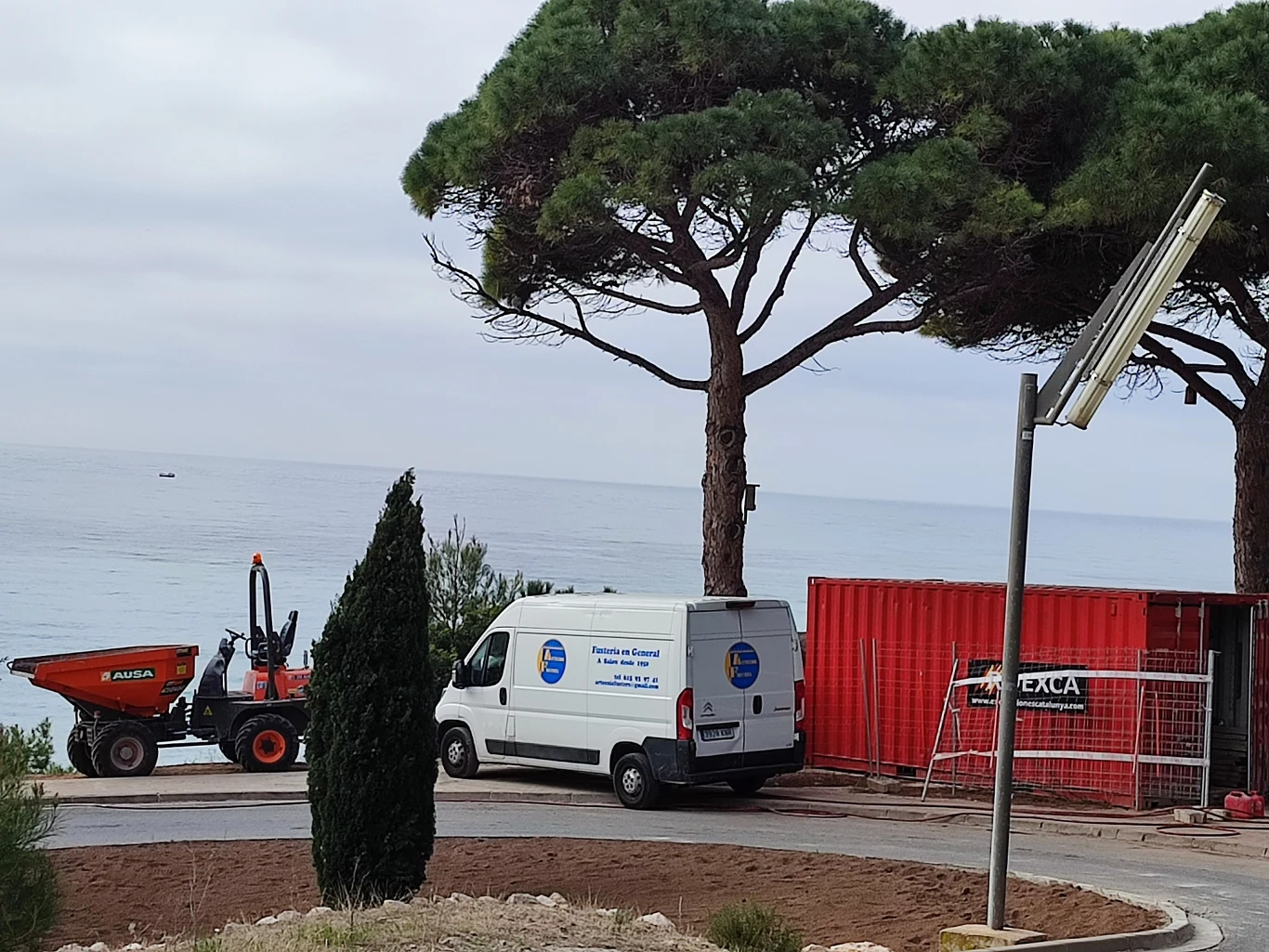 Na plażach w Salou trwają prace porządkowe, fot. Ewa Wysocka