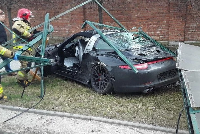 Porsche 911 Targa dosłownie zmiotło przystanek w Łodzi