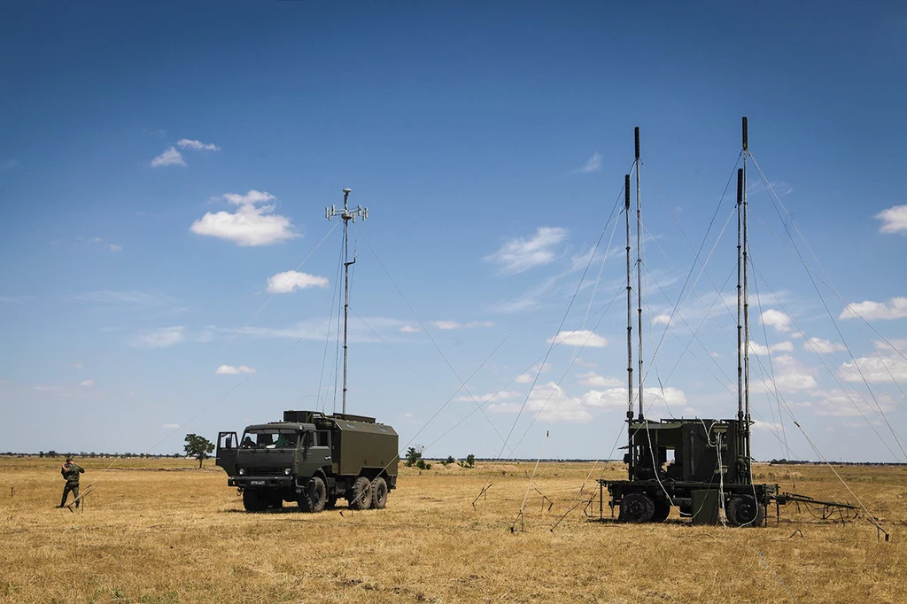 Jak podaje portal ArmyRecognition, R-330Ż Żytiel składa się z ciężarówki Kamaz 6x6 ze sprzętem elektronicznym i centrum operowania oraz dodatkowym kontenerem z czteroma masztami teleskopowymi