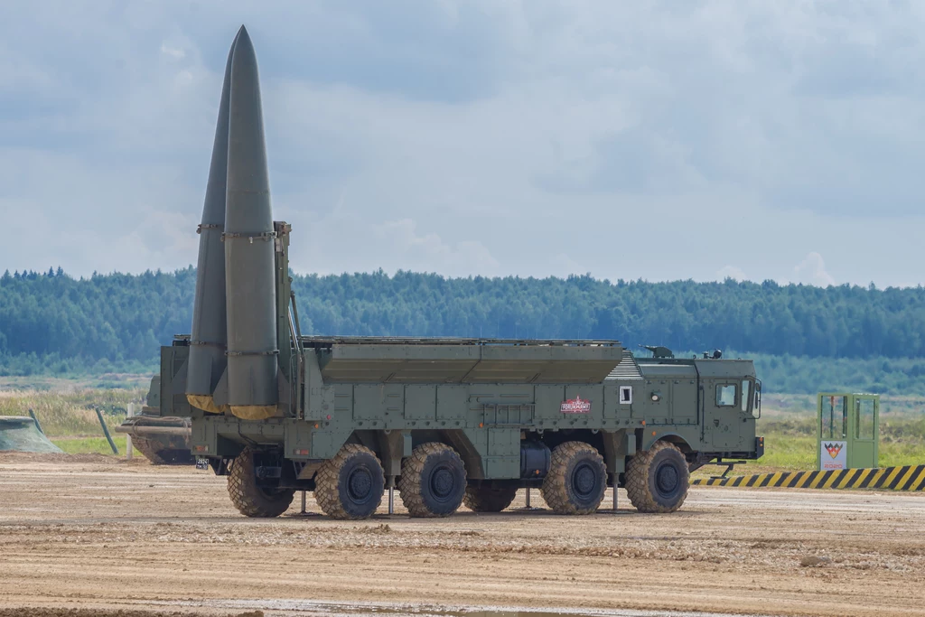 Traktat INF (Intermediate-Range Nuclear Forces Treaty) zmusza Stany Zjednoczone i Rosję do zniszczenia odpalanych z lądu pocisków balistycznych z ładunkami nuklearnymi o zasięgu 500-1000 kilometrów. Co ciekawe w zapowiedzi o umieszczenie broni atomowej na Białorusi Putin stwierdził, że decyzja ta nie łamie żadnych postanowień, a Rosja robi "robi coś, co USA robiło od dawna"