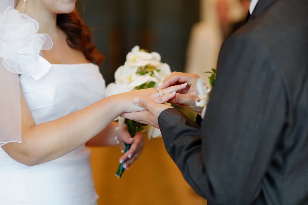 Przyszli małżonkowie, by móc przystąpić do sakramentu małżeństwa, muszą odbyć katechezy przedślubne