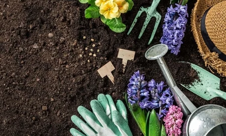 Przydatne narzędzia ogrodowe na otwarcie sezonu