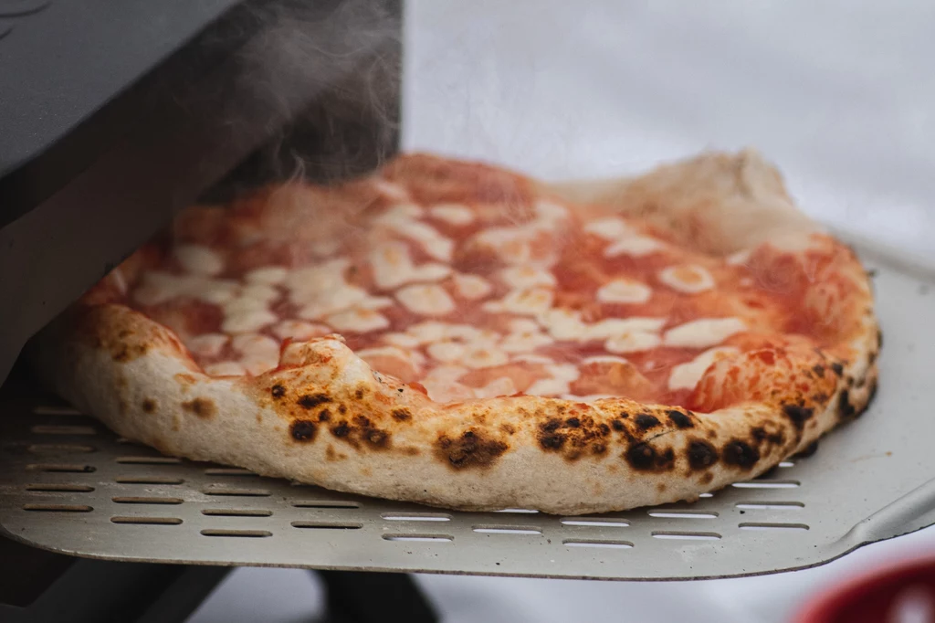 Pizza neapolitańska jest pieczona w wysokiej temperaturze przez około 90 sekund. Zdaniem ekspertów jest zupełnie bezpieczna dla zdrowia