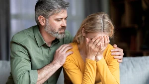 Empata to doskonały słuchacz, który angażuje się w rozmowę oraz rozumie emocje drugiego człowieka, bez oceniania i dając mu duże wsparcie. 