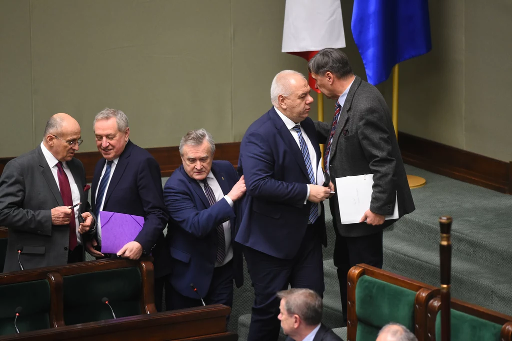 Ministrowie w ławach rządowych. Henryk Kowalczyk drugi z lewej Ministrowie w ławach rządowych. Henryk Kowalczyk drugi z lewej