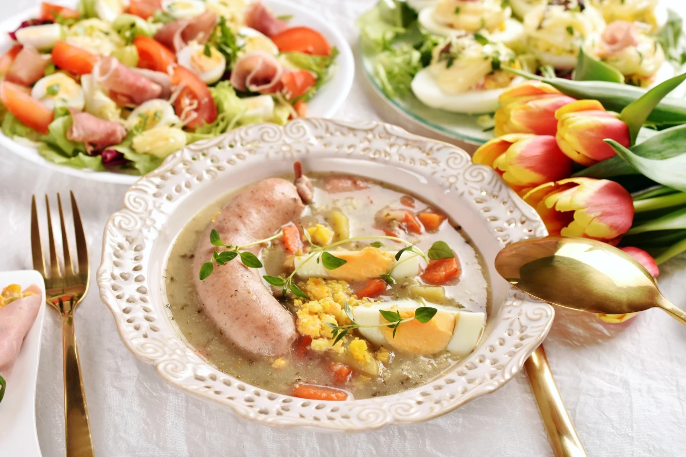 Biała kiełbasa to często dodatek do żurku Biała kiełbasa to często dodatek do żurku