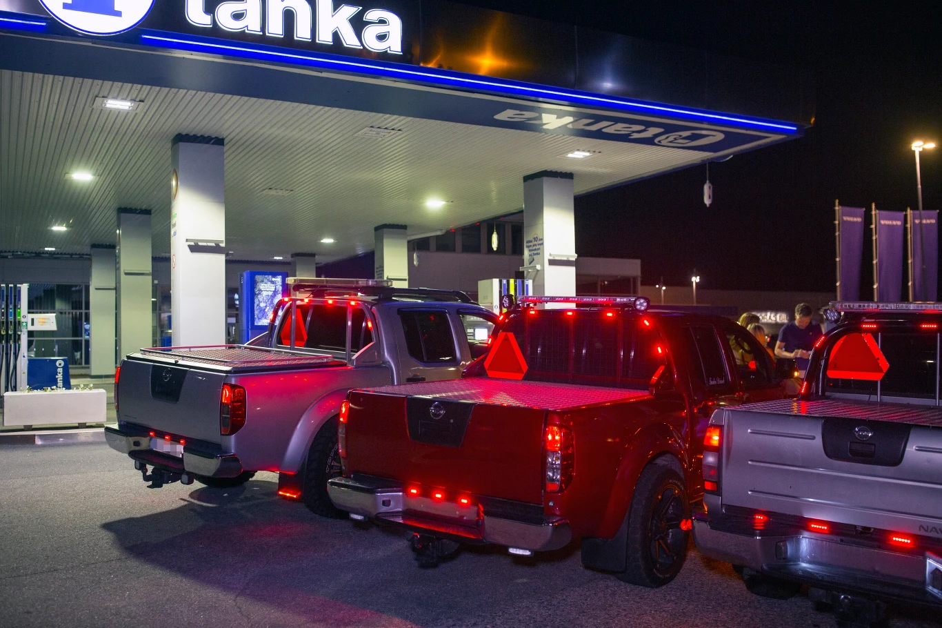 Szwedzcy nastolatkowe chętnie wybierają też pickupy. Wiele samochodów jest tuningowanych Szwedzcy nastolatkowe chętnie wybierają też pickupy. Wiele samochodów jest tuningowanych