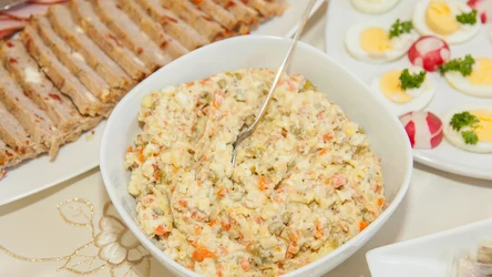 Sałatka warzywną warto wzbogacić o pewien sycący dodatek. 