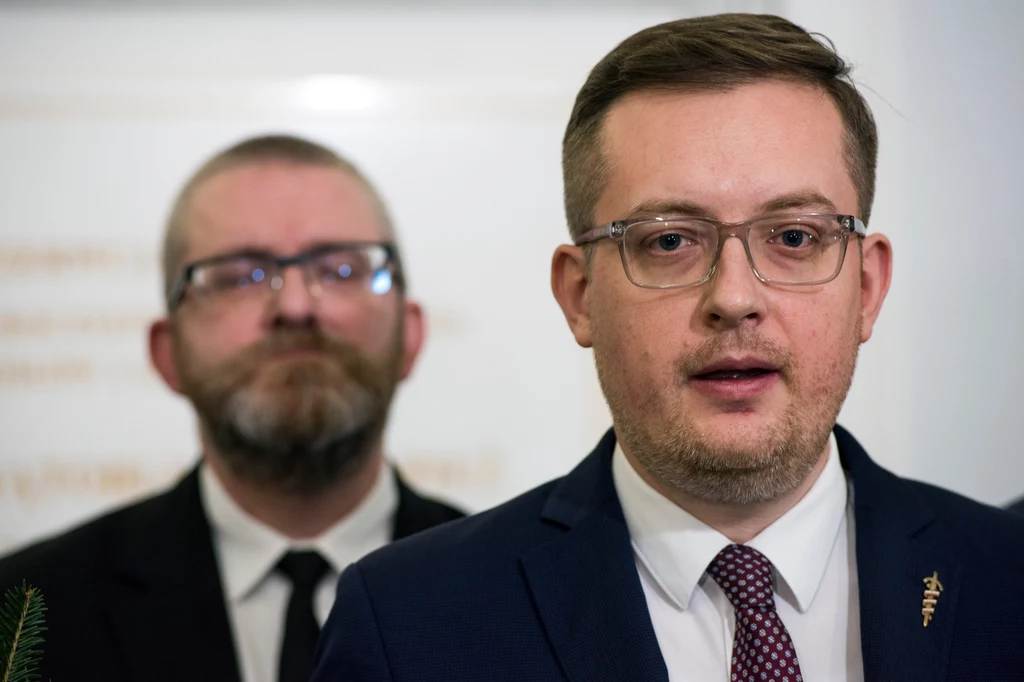 Na pierwszym planie Robert Winnicki z Konfederacji Na pierwszym planie Robert Winnicki z Konfederacji