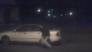 Policja prosi o pomoc w ustaleniu tożsamości sprawcy uszkodzenia opon w samochodach oraz zgłaszanie się świadków tego zdarzenia