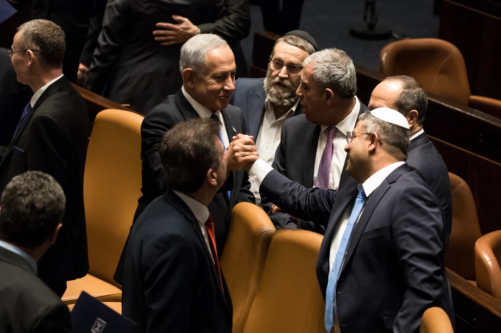 Premier Izraela Benjamin Netanjahu i minister bezpieczeństwa narodowego Itamar Ben Gvir gratulują sobie po zaprzysiężeniu w izraelskim parlamencie 29 grudnia 2022 roku Premier Izraela Benjamin Netanjahu i minister bezpieczeństwa narodowego Itamar Ben Gvir gratulują sobie po zaprzysiężeniu w izraelskim parlamencie 29 grudnia 2022 roku