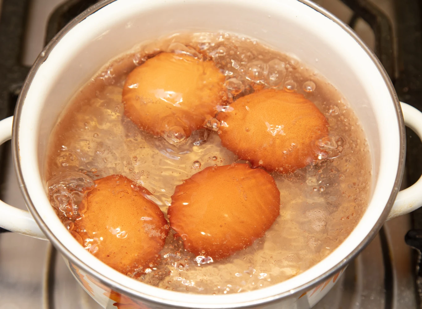 Idealnie ugotowane jajka na twardo świetnie smakują i zachowują wartości odżywcze