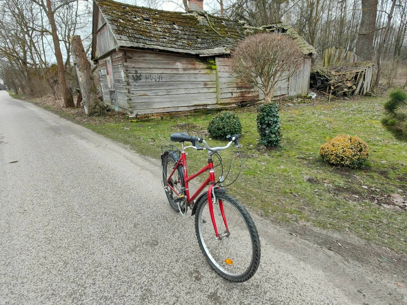 Rower to dla młodszych mieszkańców Ostrówki jedyna możliwość transportu po okolicy, gdy nie chcą być zależni od innych Rower to dla młodszych mieszkańców Ostrówki jedyna możliwość transportu po okolicy, gdy nie chcą być zależni od innych