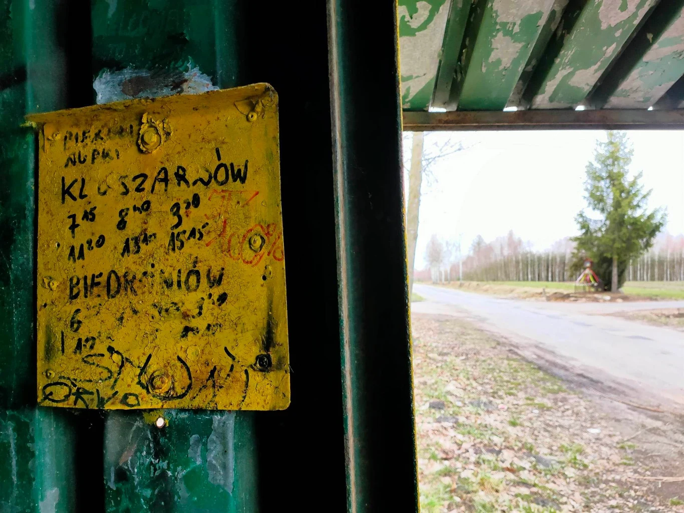 Nietypowy rozkład jazdy w Ostrówce. Ktoś kiedyś czekał? Nietypowy rozkład jazdy w Ostrówce. Ktoś kiedyś czekał?