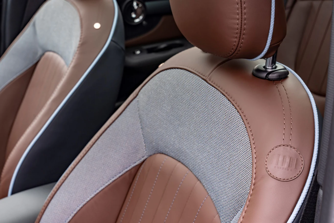 Skórzane fotele w Clubmanie Final Edition mają materiałowe wstawki.