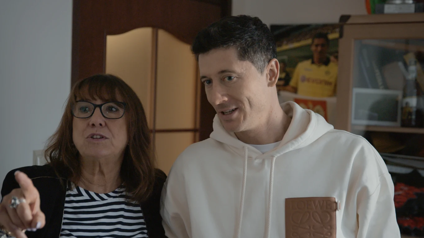 Robert Lewandowski z mamą, kadr z filmu "Lewandowski - Nieznany" Robert Lewandowski z mamą, kadr z filmu "Lewandowski - Nieznany"