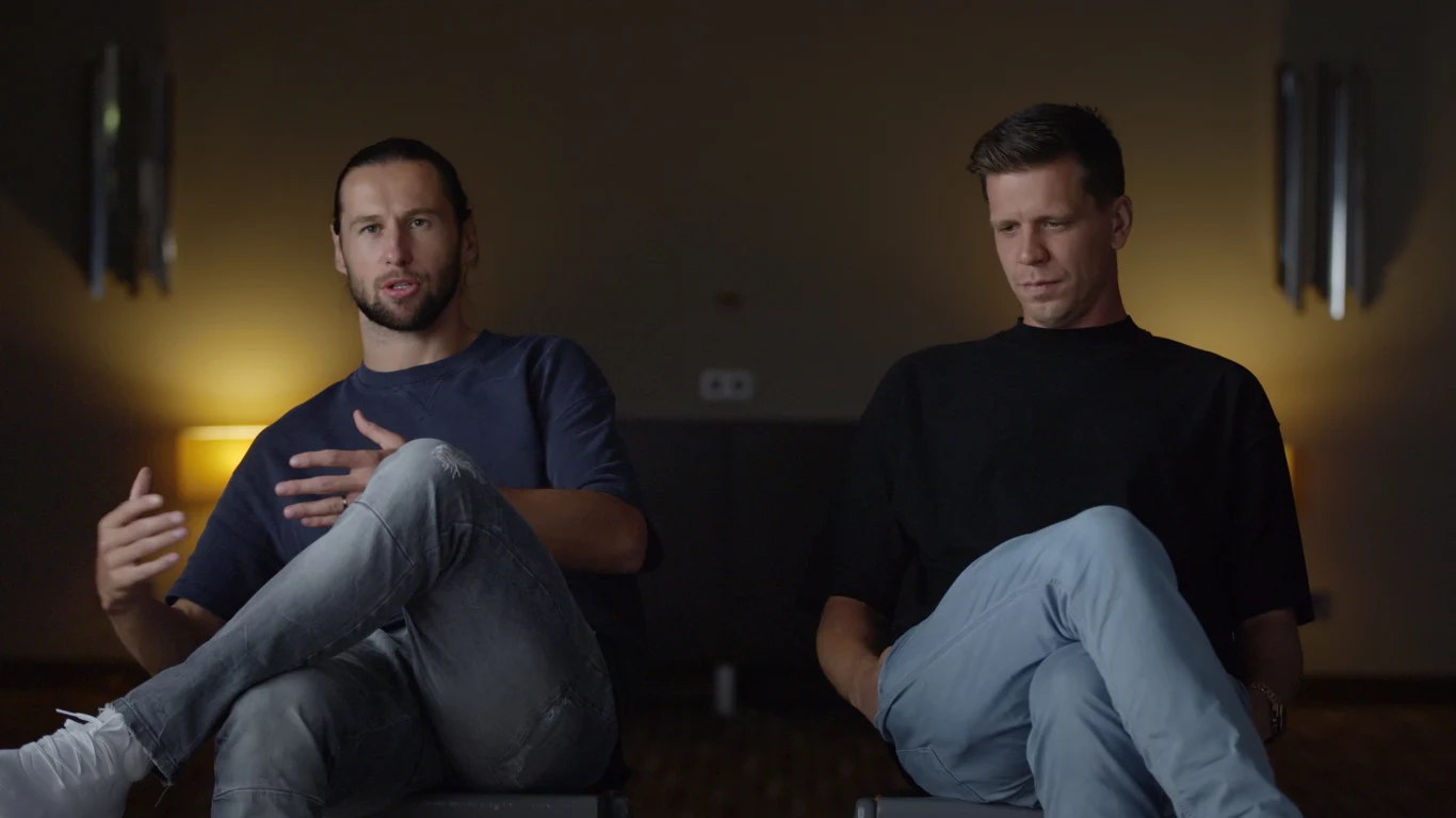 Grzegorz Krychowiak i Wojciech Szczęsny, kadr filmu "Lewandowski - Nieznany"