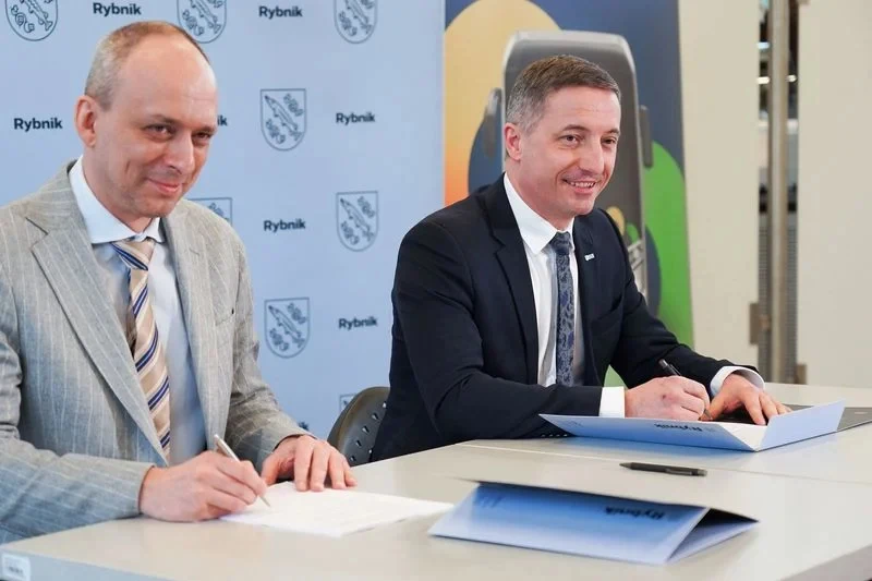 "To, co się dzieje w Rybniku będzie musiało się zadziać również w innych polskich miastach. Rybnik wyrasta na pioniera, jeżeli chodzi o transport wodorowy w Polsce" - stwierdził Maciej Nietopiel, prezes PAK-PCE Polski Autobus Wodorowy