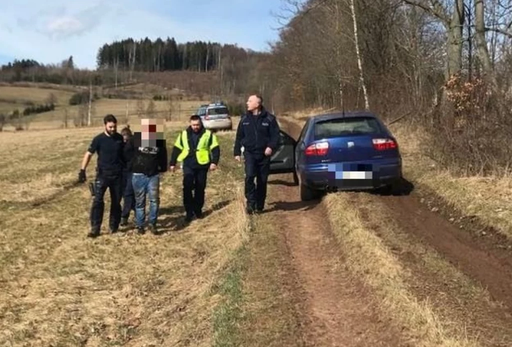 Sceny jak z filmu. Uciekając potrącił policjanta i wysypywał kolce na drogę 