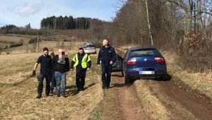 Sceny jak z filmu. Uciekając potrącił policjanta i wysypywał kolce na drogę 