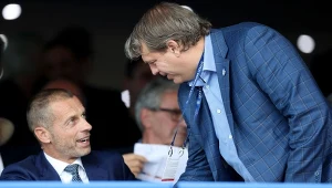 Chelsea wykazała ponad 120 milionów funtów straty za miniony rok rozliczeniowy. Mimo to nie martwi się o finansowe fair play. Na zdjęciu szef londyńskiego klubu Todd Boehly i prezydent UEFA, Aleksander Ceferin