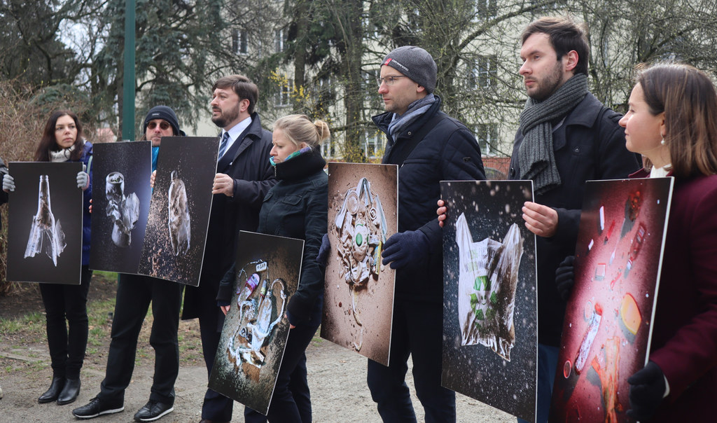 We wtorek przed siedzibą Ministerstwa Klimatu i Środowiska odbył się protest dotyczący systemu kaucyjnego w Polsce. Ustawa jest gotowa, ale nadal nie trafiła pod obrady Sejmu. Dlaczego? To pytanie zadają sobie m.in. organizacje ekologiczne i branża gospodarki odpadami