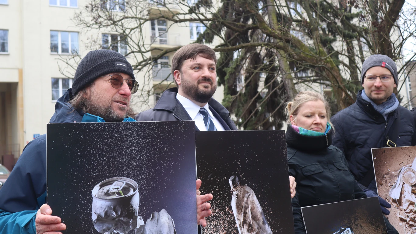- Spotykamy się dzisiaj tutaj, bo jesteśmy sfrustrowani - mówił we wtorek pod resortem klimatu i środowiska Dominik Dobrowolski (pierwszy z lewej), ekolog i podróżnik, który podczas swoich wypraw organizuje akcje zbierania śmieci