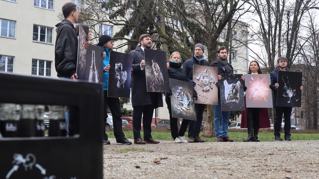 System kaucyjny powinien ruszyć w Polsce od 2025 r. Ministerstwo Klimatu i Środowiska zapewnia, że nadal jest to realny termin. Eksperci obawiają się, że ze względu na przedłużenie prac nad ustawą system kaucyjny może się opóźnić nawet do 2029 r.