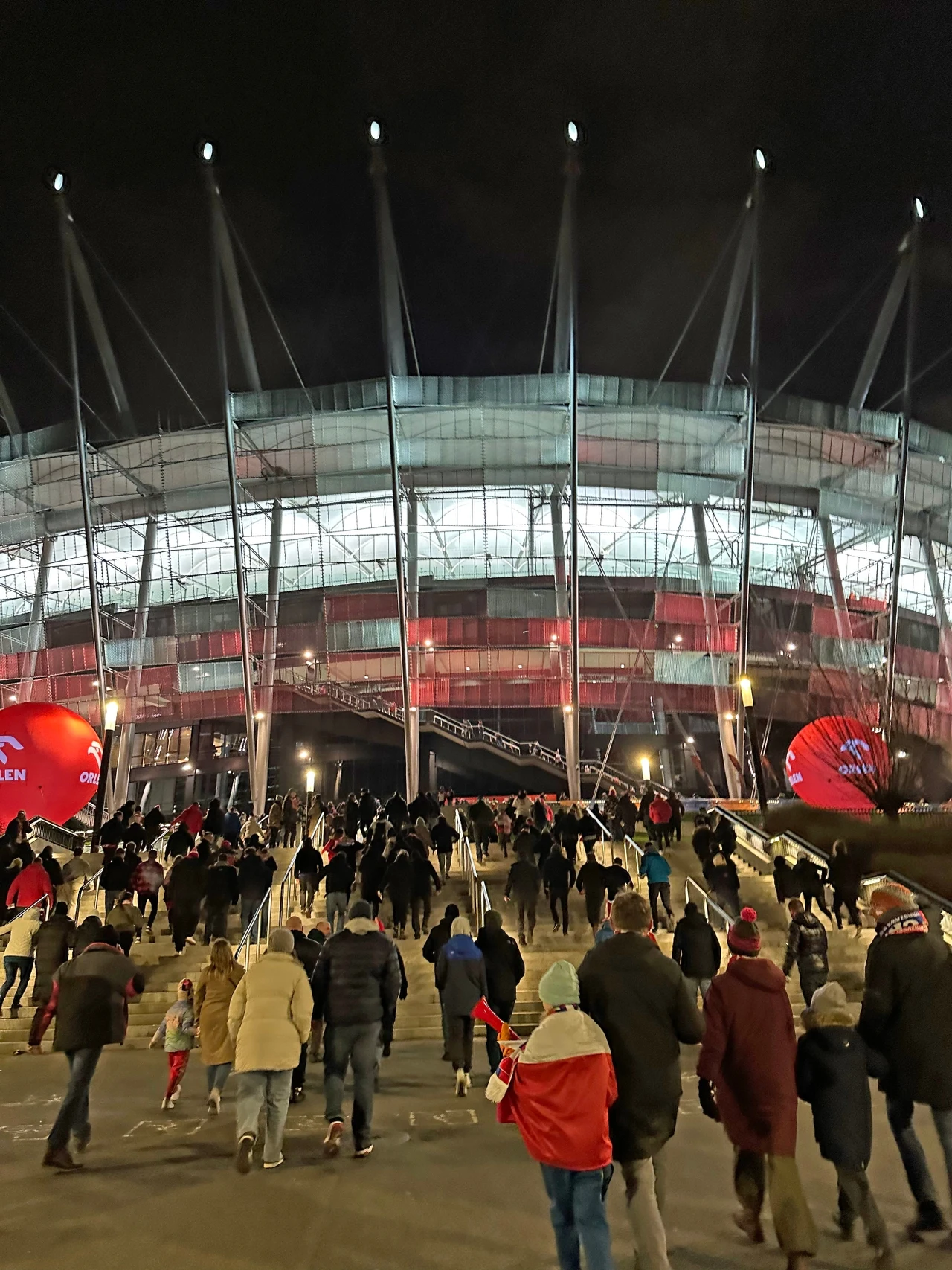 Polscy kibice pod Stadionem Narodowym