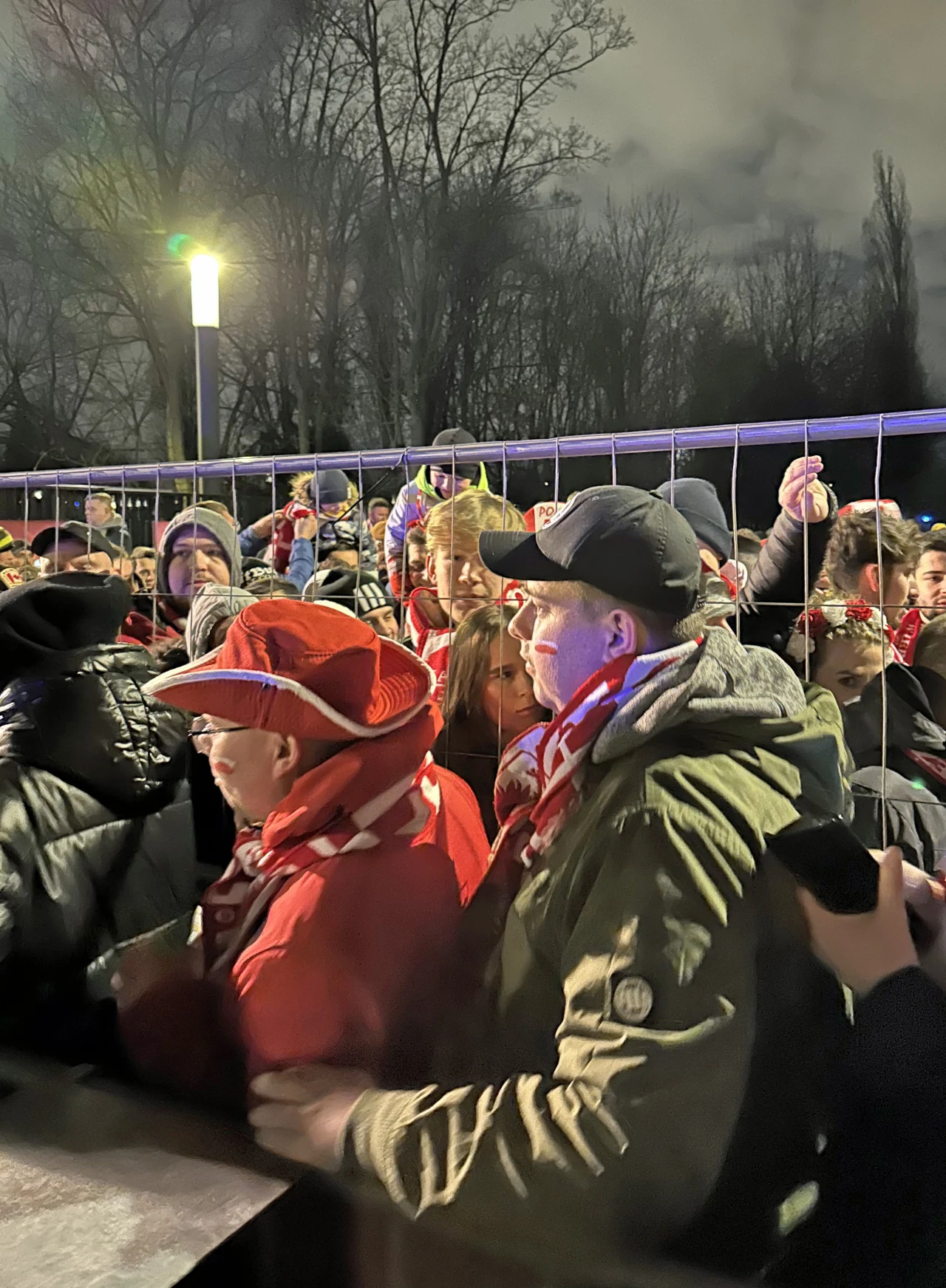 Kibice tłoczyli się przed bramą Stadionu Narodowego