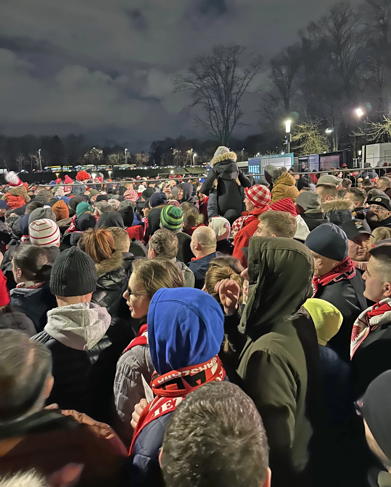 Kibice tłoczyli się przed bramą Stadionu Narodowego