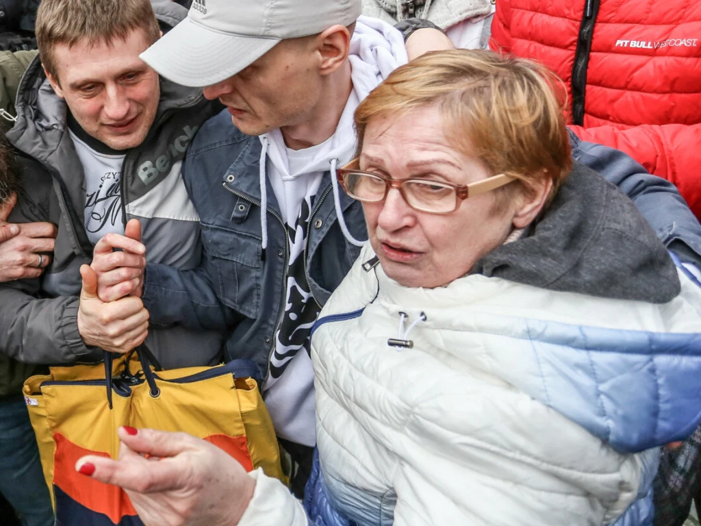 Od lewej: brat Tomasza Komendy Krzysztof Kaniewski, Tomasz Komenda i matka Teresa Klemańska podczas wyjścia z więzienia
