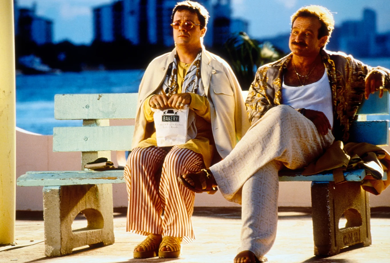 Nathan Lane i Robin Williams w filmie "Klatka dla ptaków"