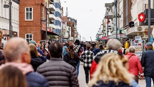 Turyści spacerujący po strefie dla pieszych w Westerland na wyspie Sylt (zdj. ilustracyjne)