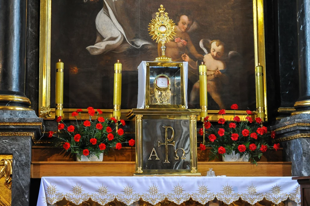 Jeden z eucharystycznych cudów zaobserwowano w Sokółce w województwie podlaskim w parafii św. Antoniego Padewskiego