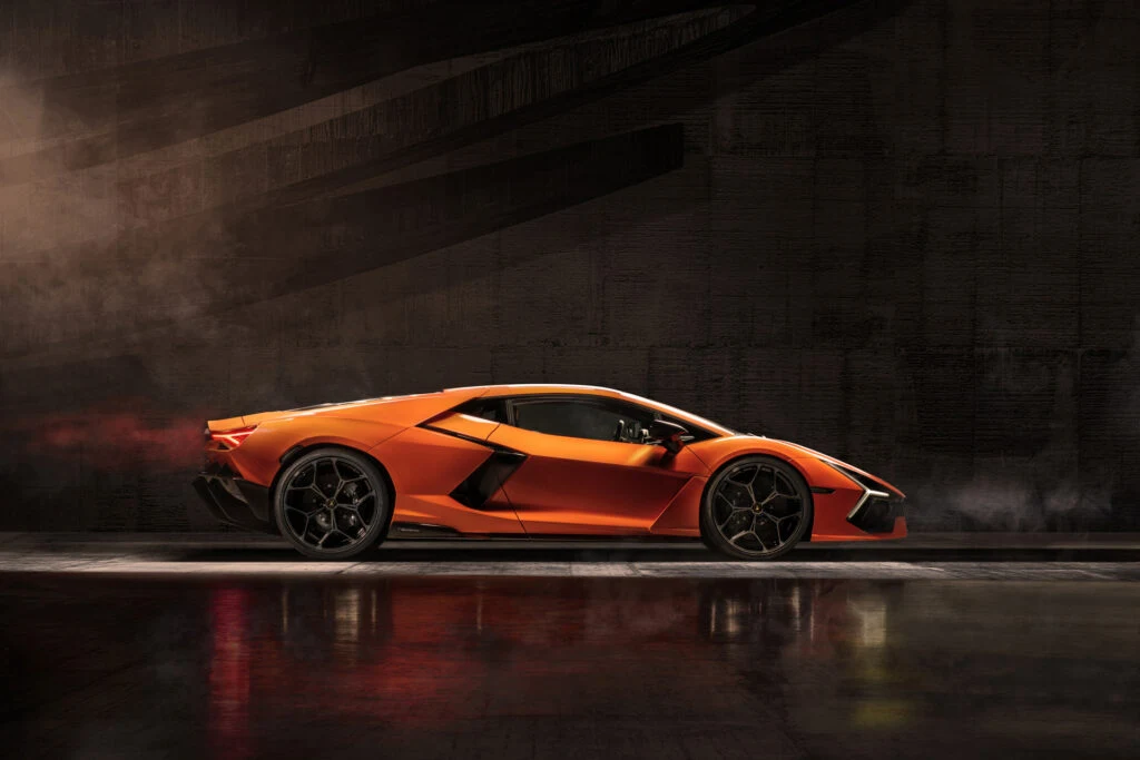 Nowe Lamborghini Revuelto. Następca Aventadora ma V12 i wtyczkę Nowe Lamborghini Revuelto. Następca Aventadora ma V12 i wtyczkę