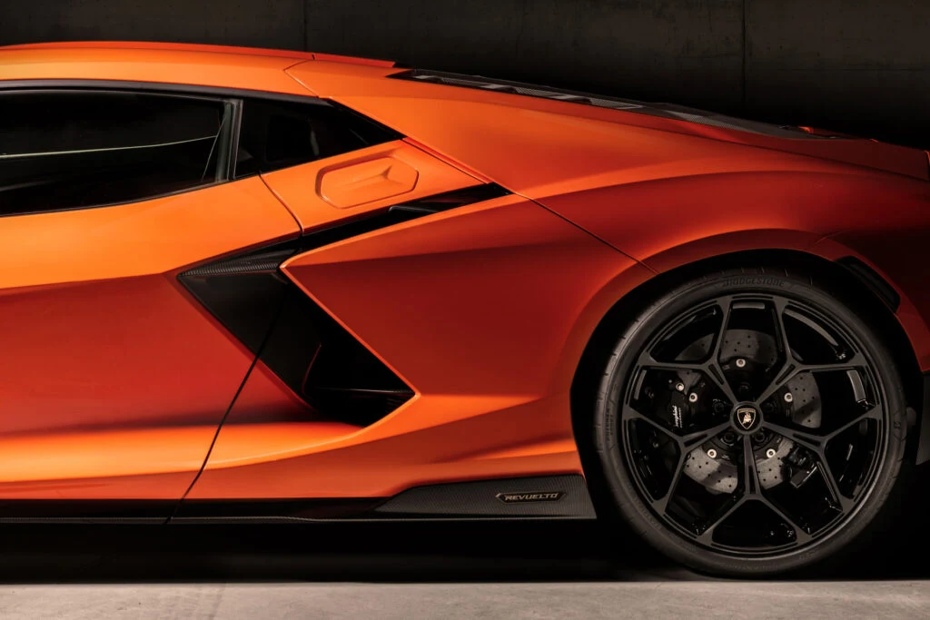 Nowe Lamborghini Revuelto. Następca Aventadora ma V12 i wtyczkę Nowe Lamborghini Revuelto. Następca Aventadora ma V12 i wtyczkę
