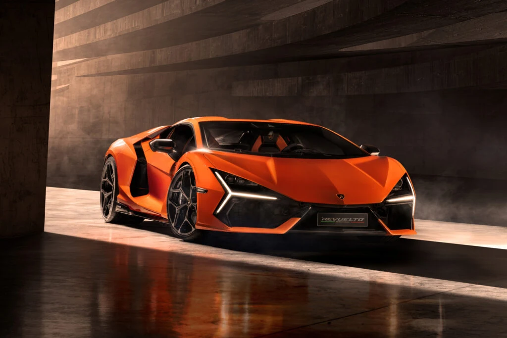 Nowe Lamborghini Revuelto. Następca Aventadora ma V12 i wtyczkę Nowe Lamborghini Revuelto. Następca Aventadora ma V12 i wtyczkę