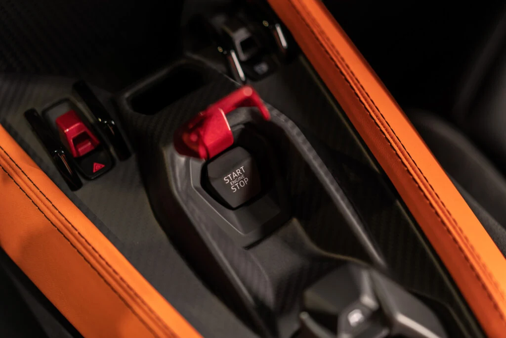 Nowe Lamborghini Revuelto. Następca Aventadora ma V12 i wtyczkę Nowe Lamborghini Revuelto. Następca Aventadora ma V12 i wtyczkę